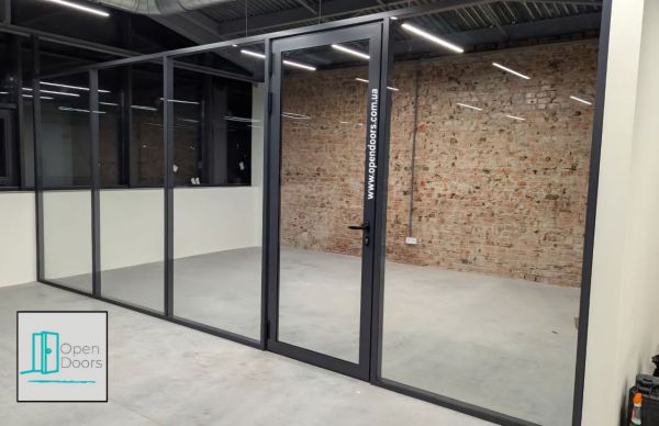 Скляні перегородки в алюмінієвих профільних системах