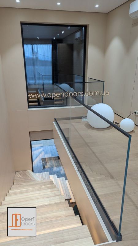 Скляні огорожі для сходів.